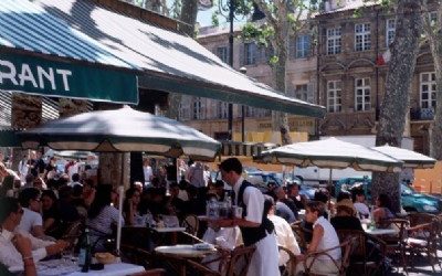 A la table d&rsquo;à côté